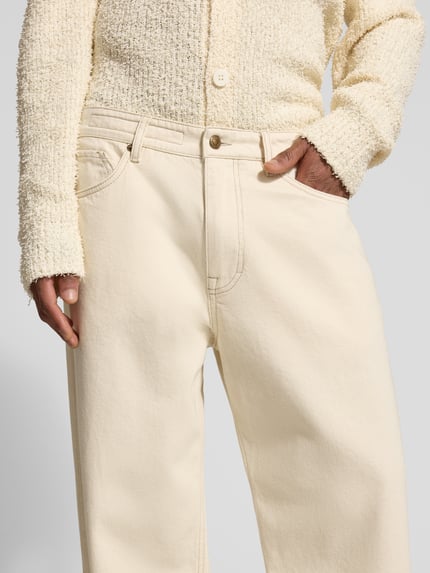 Męski model nosi Relaxed Fit Jeans aus reiner Baumwolle od Drykorn, jasny kolor, bawełna, 5 kieszeni, szerokość w rozmiarze 33/34: 43 cm, długość nogawki 72 cm, naszywka z logo, zbliżenie na okolice bioder