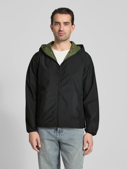 Männermodel trägt Jacke mit Zweiwegereißverschluss Modell 'Zayn' von SAVE THE DUCK in Schwarz mit Kapuze, Regular Fit, Ganzkörperansicht von vorne.