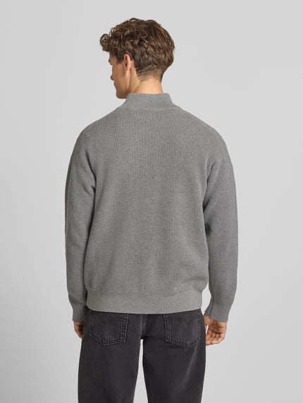 Männermodel trägt Loose Fit Troyer mit gerippten Abschlüssen von Calvin Klein Jeans in Grau, Ganzkörperansicht Rückansicht.