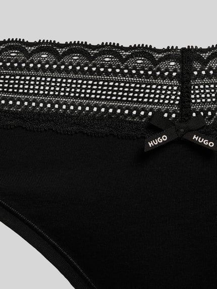 Produktfoto, String aus Baumwoll-Mix im 3er-Set Modell 'TRIPLET LACE BRIEF' von HUGO, Optik: Unifarben, Spitzenbesatz, Label-Stitching-Applikation, elastischer Bund.