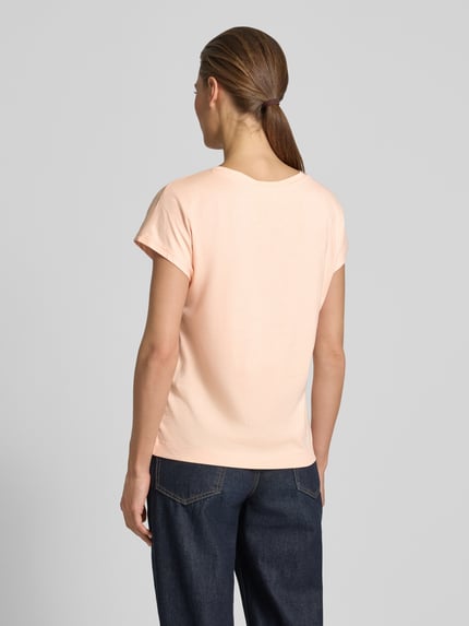 Vrouwenmodel draagt Regular Fit T-shirt met Ziersteinbesatz van monari, mix van katoen en modal, ronde hals, ruglengte bij maat 36: 57 cm, Ganzkörperansicht Rückansicht.