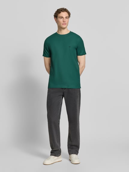 Männermodel trägt Regular Fit T-shirt mit gestikt logo van Fynch-Hatton in groen, puur katoen, ronde hals, ruglengte maat M 68 cm, ganzlichaamsvoorzijde.
