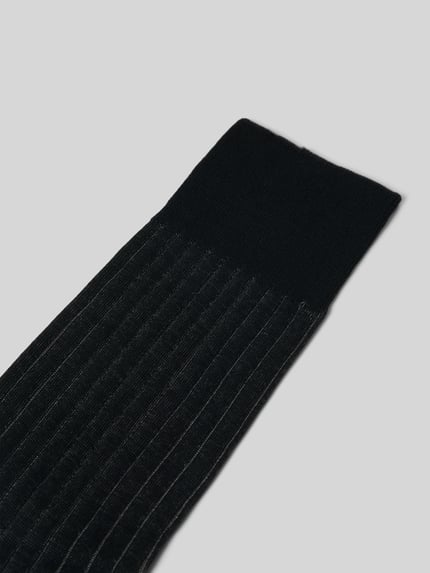 Produktfoto, Socken aus reiner Baumwolle Modell 'Shadow' von Falke, wadenlang, zweifarbige Rippstruktur, verstärkte Belastungszonen, feingeripptes Bündchen, verlängerter Komfortbund, Herren