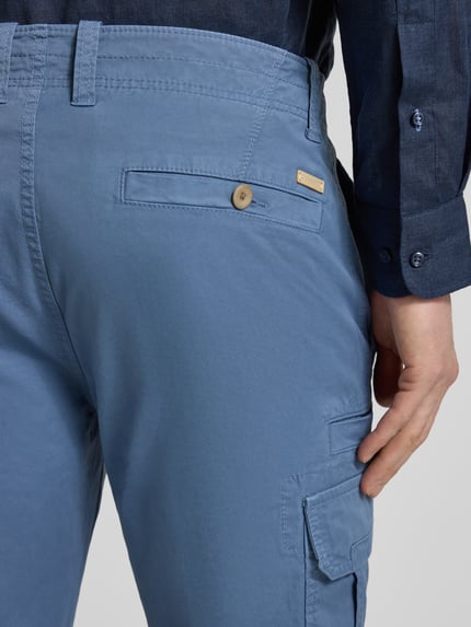 Männermodel trägt Bermudas mit Cargotaschen von bugatti in Blau mit Gesäßtasche, Bundweite 45 cm, Innenbeinlänge 30 cm, Nahaufnahme Rückansicht.
