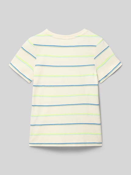 Junge trägt Regular Fit T-Shirt aus Baumwoll-Mix von s.Oliver RED LABEL, Optik:Allover-Muster, gestreift, Ganzkörperansicht Rückansicht.