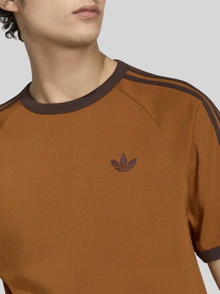 adidas Originals T-shirt o kroju regular fit z czystej bawełny z wyhaftowanym logo Pomarańczowy 5