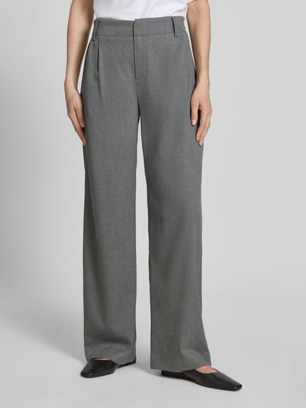 Vrouwenmodel draagt Hose mit Gesäßtaschen Modell 'JEALOUS' van Drykorn, grijs, wijde pijp, viscose-mix, detail zichtbare achterzakken, geheellichaamsaanzicht van voren.