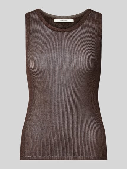 Produktfoto, braunes Stricktop aus Viskose-Mix in Slim-Fit mit Rundhalsausschnitt, Modell 'Silvi' von Gestuz, Rückenlänge 54 cm bei Größe S