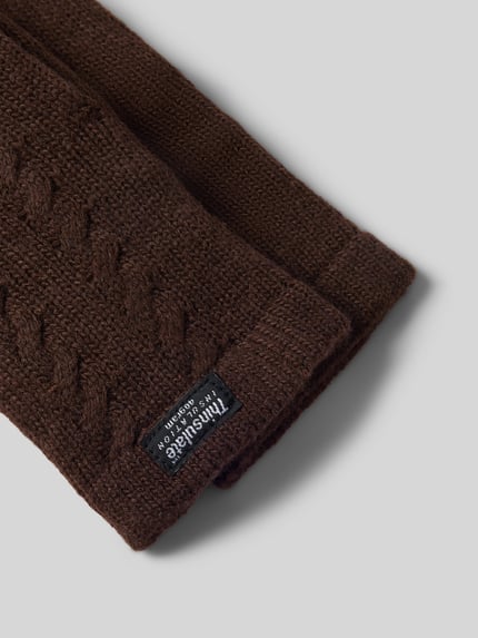 Produktfoto, Handschuhe aus reiner Wolle mit Label-Detail von EEM, Zopfmuster, gerippter Abschluss, braune Farbe, feine Wolltextur