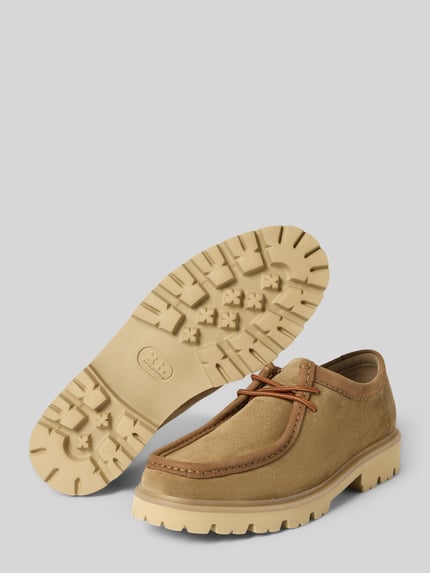 Produktfoto, Bootsschuhe aus beschichtetem Leder Modell 'Cleyhill' von Clarks, beige Braun, abgerundete Form, profilierte Sohle, Schnürung, robuste Textur.