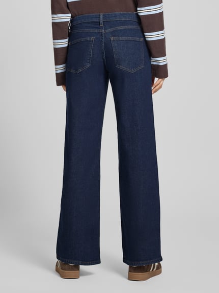 Vrouwenmodel draagt Wide Leg Jeans aus Baumwoll-Mix Modell 'JUDY' van Only, unikleuren denim, low waist, 5-pocket, label stitching, volledige achteraanzicht.