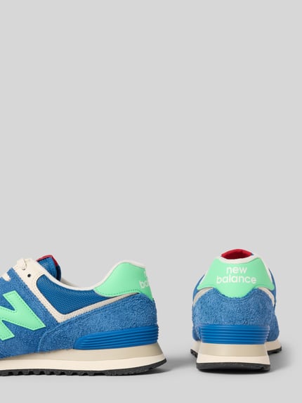 Produktfoto, Sneaker mit Label-Details Modell 'U574' von New Balance in Blau mit strukturierter Sohle, abgerundete Form, Schnürung, Struktur und Label-Details, Absatzhöhe 3 cm, Schafthöhe 9 cm, Schaftweite 8 cm