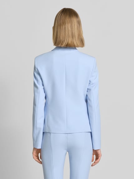 Frauenmodel trägt Regular Fit Kurzblazer von HUGO in Hellblau, Optik: Unifarben, Passform: Regular-Fit, Paspeltaschen, 2-Knopf-Verschluss, Ganzkörperansicht Rückansicht.