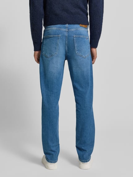 Männermodel trägt Straight Leg Jeans aus Baumwoll-Mix Modell 'DENTON' von Tommy Hilfiger, Optik: Unifarben, Denim, Ganzkörperansicht Rückansicht.