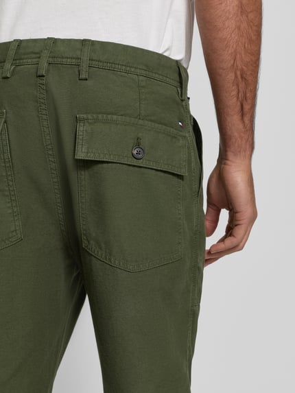 Männermodel trägt Regular Fit Chino aus reiner Baumwolle Modell 'MERCER' von Tommy Hilfiger, Optik: Unifarben, Nahaufnahme Rückansicht.