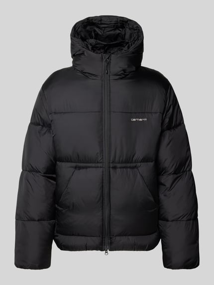 Produktfoto, zwarte gewatteerd jack met capuchon, Tweewegritssluiting en labelstitching, Steppjacke met Kapuze und Label-Stitching van Carhartt Work In Progress, Heren regular fit, ruglengte maat M 71 cm, schouderbreedte 51 cm, borstwijdte 46 cm, mouwlengte 67 cm