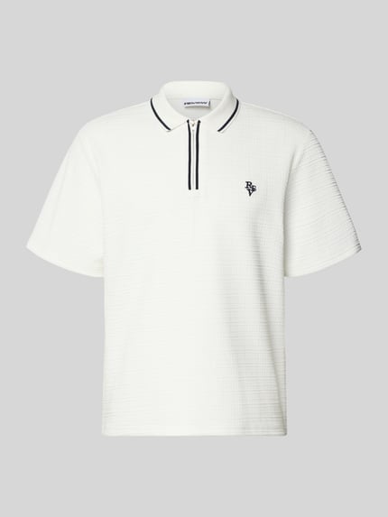 Produktfoto, Regular Fit Poloshirt mit Reißverschluss und Label-Stitching von REVIEW, weiß, Strukturmuster, Baumwoll-Anteil, Rückenlänge 68 cm bei Größe M