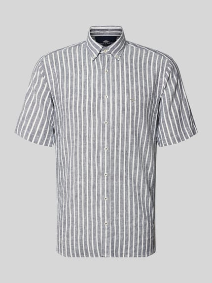 Produktfoto, Regular Fit Freizeithemd mit Button-Down-Kragen von Fynch-Hatton aus Baumwoll-Leinen-Mix, vertikale Streifen, Knopfleiste, Logo-Stitching, für Herren, Rückenlänge 76 cm, Schulterbreite 45 cm, Ärmellänge 26 cm