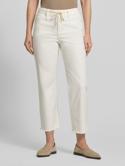 Vrouwenmodel draagt Straight fit jeans uit katoenmix Model 'KAROLIN' van s.Oliver RED LABEL, beige unilook, mid waist, cropped, 5-pocket, franjes, frontale close-up.