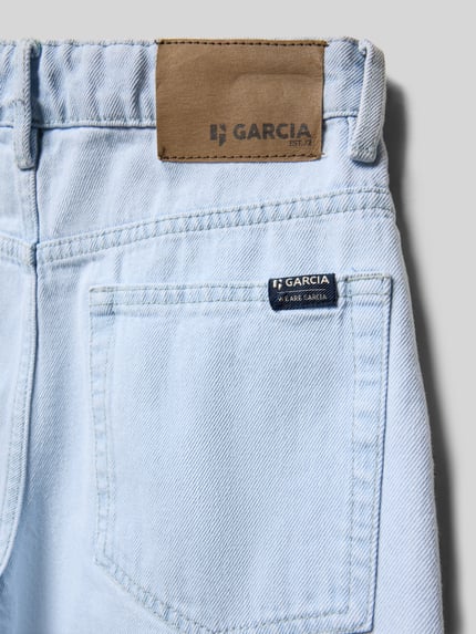 Produktfoto, Straight Fit Shorts in Denim-Optik von Garcia aus reiner Baumwolle mit 5-Pocket-Design in hellem Blau, Detailaufnahme