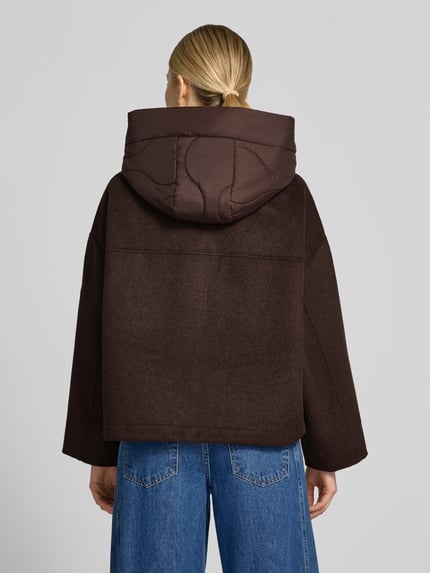 Frauenmodel trägt Oversized Blouson aus Woll-Mix Modell 'Hikone' von OPUS in Dunkelbraun, Damen Bomberjacke, Ganzkörperansicht Rückansicht.