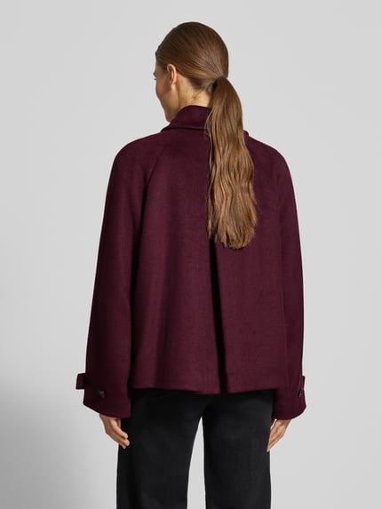 Männermodel trägt Jacke mit Woll-Anteil von Christian Berg Woman Selection, bordowe odcienie, prosta forma, materiał-mix, widok na całe plecy, Ganzkörperansicht Rückansicht.