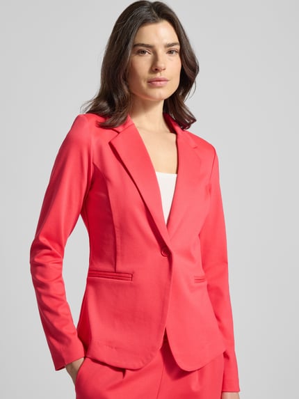 Vrouwenmodel draagt Regular fit Blazer met viscose-aandeel Model 'Kate' van ICHI in koraal, reverskraag, paspelzakken, knoopsluiting, getailleerd, elastische materiaalmix, borstwijdte 44 cm, mouwlengte 64 cm, ruglengte 59 cm, vooraanzicht bovenlichaam.