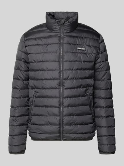Produktfoto, schwarze Jacke mit Stehkragen, Reißverschluss und Label-Patch, Modell 'ELVIS' von JACK & JONES, gerader Schnitt, gesteppte Oberfläche, sichtbare seitliche Reißverschlusstaschen, glatte Textur, Herrenjacke.