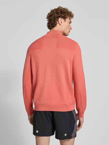 Męski model nosi sweter Regular Fit Pullover mit Schurwoll-Anteil Modell 'KN_Momentum-X QZ' od BOSS Green w kolorze łososiowym, gładka tekstura, widok całej sylwetki z tyłu.