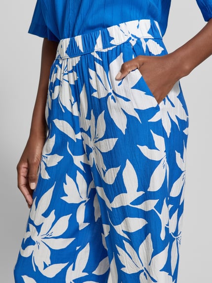 Frauenmodel trägt Wide Leg Culotte aus Viskose-Mix von s.Oliver RED LABEL, Optik: Allover-Muster, Crêpe-Struktur, seitliche Eingrifftaschen, Nahaufnahme Oberkörper.