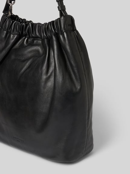 Produktfoto, schwarze Hobo Bag mit Logo-Prägung Modell 'CLOUD' von LIEBESKIND BERLIN aus glattem Leder mit sichtbarer Maserung, Hauptfach mit Magnetverschluss, Schultergurt, Maße: Breite 32 cm, Länge 35 cm, Tiefe 14 cm, Länge Schulterriemen 62 cm.