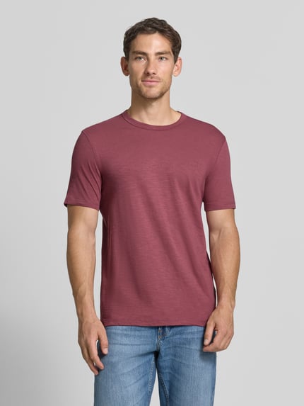 Männermodel trägt Regular Fit t-shirt aus katoenmix model 'Tegood' von BOSS Orange in bordeauxrood, Heren t-shirt, ganzlichaamsaanzicht van voren