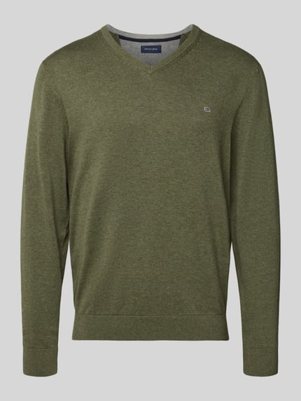 Produktfoto, Strickpullover mit V-Ausschnitt von Christian Berg Men in Olivgrün, Reine Baumwolle, Regular-Fit, dezentes Label-Stitching.