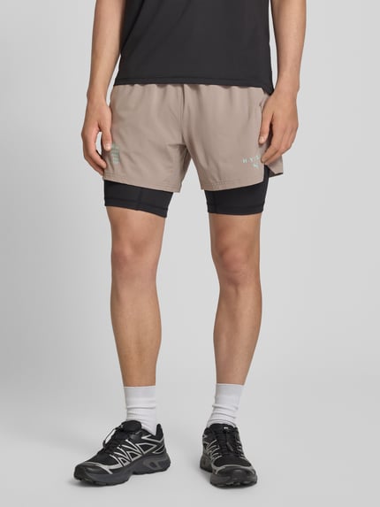 PUMA Performance szorty sportowe o kroju regular fit z nadrukiem z logo model 'PWRMO' Szarobrązowy 4