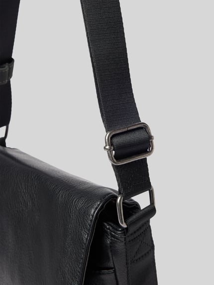 Produktfoto, Crossbody Bag mit Label-Prägung Modell 'TRACES' von camel active, schwarze Leder-Optik, verstellbarer Schulterriemen, Reißverschlussfach, Ziernähte, Metallschnalle, Detailaufnahme