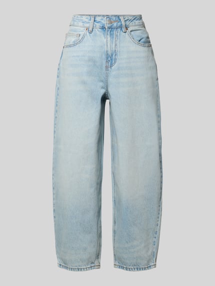 Produktfoto, Barrel Fit Wide Leg Jeans aus reiner Baumwolle Modell 'BILLIE' von Vero Moda im Denim-Look mit 5-Pocket-Design, helle Waschung, Materialverarbeitung Twill, Passform Barrel Fit, High-Waist-Stil, Applikation Nieten, Knopf-Reißverschluss.
