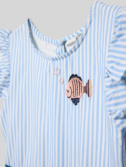 Produktfoto, Regular Fit Kleid mit Motiv-Stitching von Happy Girls aus reiner Baumwolle, blau-weiß gestreift, Fisch-Stickerei, Kappärmel mit Rüschen, Rundhalsausschnitt, Motiv-Print, Rückenlänge 22 cm bei Größe 116