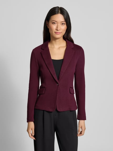 Vrouwenmodel draagt Slim Fit Kurzblazer met katoen-aandeel model 'JULIA' van VERO MODA, donkerrood, gladde textuur, frontaal totaalbeeld, Dames Kurzblazer van VERO MODA