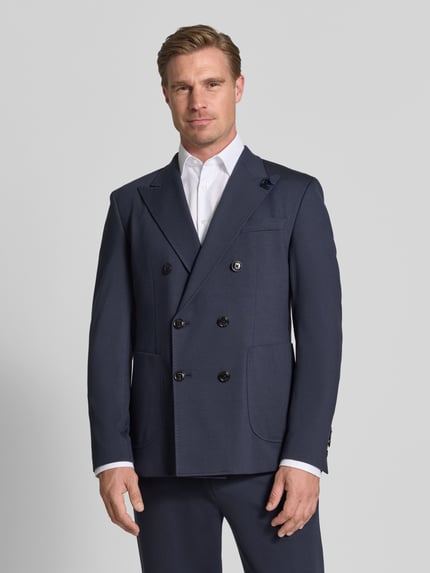 Männermodel trägt Regular Fit Anzughose mit Viskose-Anteil von JOOP! in Dunkelblau, elastischer Material-Mix, Nahaufnahme Oberkörper.
