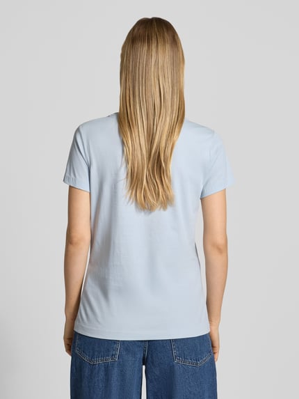 Vrouwenmodel draagt Regular Fit T-shirt uit puur katoen model 'C-Elove_4' van BOSS Orange, look: effen, jersey, rugaanzicht full body