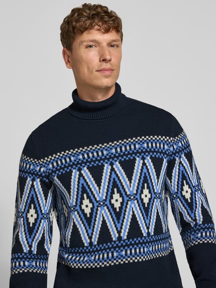 Männermodel trägt Rollkragenpullover im Allover-Look von MCNEAL, Baumwoll-Mix, Regular Fit, blau-weiß gemustert, Nahaufnahme Oberkörper.
