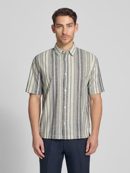 Männermodel trägt Loose Fit Freizeithemd aus reiner Baumwolle von Tom Tailor Denim, Optik:Allover-Muster, gestreift, Ganzkörperansicht von vorne.