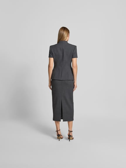 Frauenmodel trägt Midikleid mit Woll-Anteil von Self-Portrait in Dunkelgrau mit floraler Applikation, taillierte Passform, Ganzkörperansicht Rückansicht.
