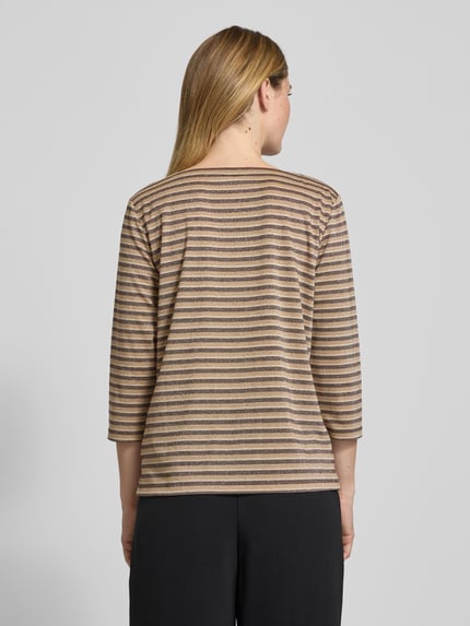Vrouwenmodel draagt Relaxed Fit 3/4-Shirt uit viscosemix van s.Oliver RED LABEL, gestreept meerkleurig, achterkant, volledige lichaamsweergave.