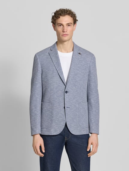 Männermodel trägt Slim Fit 2-Knopf-Sakko mit Reverskragen von bugatti, hellblauer Baumwoll-Mix mit Stretch-Anteil, Strukturmuster, Ganzkörperansicht von vorne.