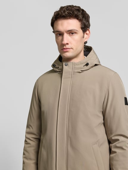 Männermodel trägt Jacke mit Eingrifftaschen Modell 'Madeston' van Matinique in beige, materiaal-mix met stretch, labeldetail, Nahaufnahme Oberkörper