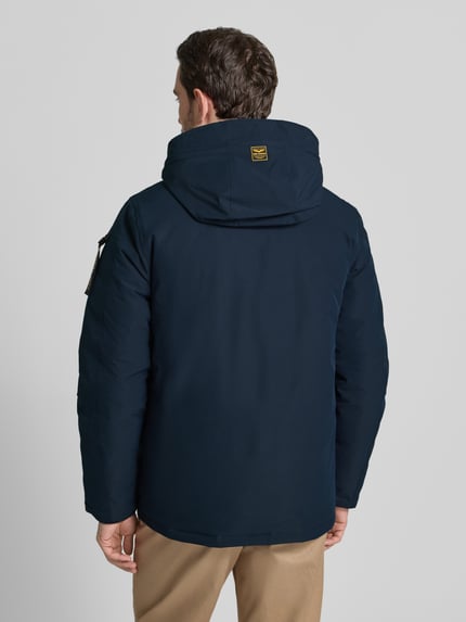 Mężczyznamodel nosi Parka z kapturem od PME Legend, krój regular fit, kolor granatowy, kieszenie zapinane na zamek błyskawiczny, długość tyłu 77 cm, szerokość ramion 45 cm, szerokość klatki piersiowej 60 cm, długość rękawów 68 cm, gładka tekstura, pełen widok z tyłu.