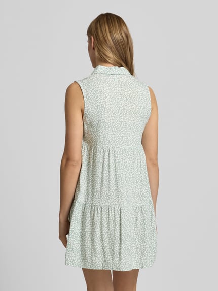 Vrouwenmodel draagt Ausgestelltes Hemdblusenkleid aus reiner Viskose Modell 'THEA' van Only, lichtgroen all-over patroon, mouwloos, rechte zoom, mini lengte, viscose, rugaanzicht volledige lichaamsopname.
