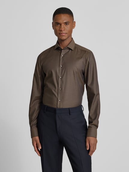 Männermodel trägt Slim Fit Businesshemd aus Baumwolle mit Kentkragen von OLYMP Level Five, Baumwoll-Elasthan-Mix, Knopfleiste, Ganzkörperansicht von vorne.