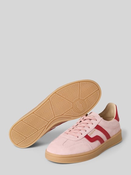 Produktfoto, Sneaker aus echtem Leder Modell 'Cuzima' von Gant, Damen Sneaker in Rosa mit roten Logo-Designs, profilierte Sohle, abgerundete Passform, Absatzhöhe 3 cm, Schafthöhe 8 cm, Schaftweite 7 cm, Gummi-Textur, Leder-Oberfläche